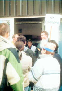 Bild: Menschen vor der Ausstellung