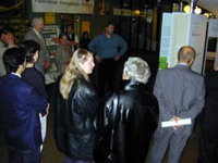 Bild: Besucher der Wanderausstellung