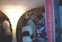 Bild: Besucher der Wanderausstellung