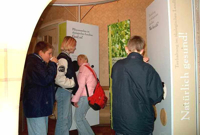 Bild: Besucher der Wanderausstellung