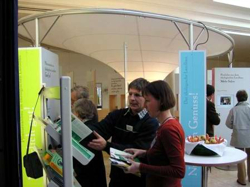 Bild: Besucher der Wanderausstellung