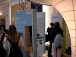 Bild: Besucher 
der Wanderausstellung