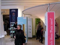 Bild: Besucher 
der Wanderausstellung