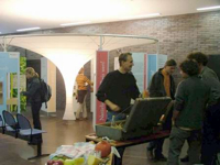 Bild: Besucher der Wanderausstellung