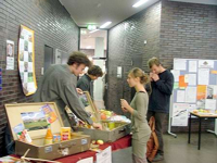 Bild: Besucher der Wanderausstellung