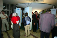 Bild: Besucher der Wanderausstellung