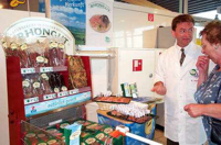 Bild: Besucher der Wanderausstellung