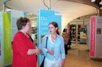 Bild: Besucher der Wanderausstellung