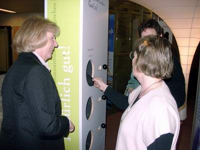 Bild: Besucher der Wanderausstellung