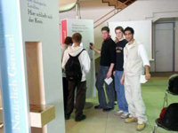 Bild: Besucher der Wanderausstellung