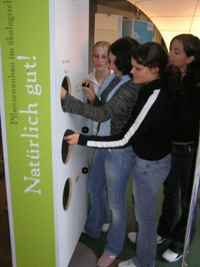 Bild: Besucher der Wanderausstellung