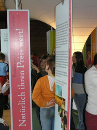 Bild: Besucher der Wanderausstellung