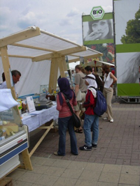 Bild: Besucher der Wanderausstellung