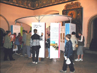 Bild: Besucher der Wanderausstellung