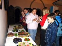 Bild: Besucher der Wanderausstellung