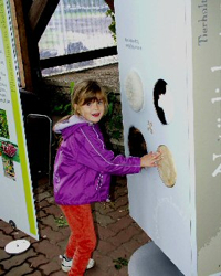 Bild: Besucher der Wanderausstellung