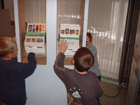 Bild: Besucher der Wanderausstellung