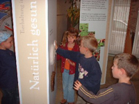 Bild: Besucher der Wanderausstellung