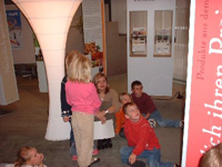 Bild: Besucher der Wanderausstellung