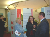 Bild: Besucher der Wanderausstellung