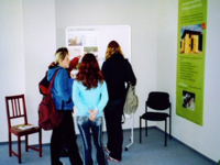 Bild: Besucher der Wanderausstellung