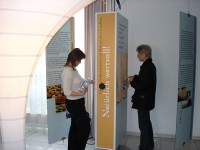 Besucherinnen der 
Ausstellung