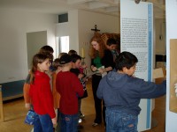 Schulklasse an 
der Wanderausstellung