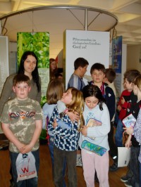 Schulklasse 
an der Wanderausstellung