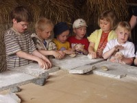 Bild: Kinder kneten Teig