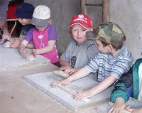 Bild: Kinder kneten Teig