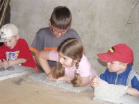 Bild: Kinder mahlen Mehl